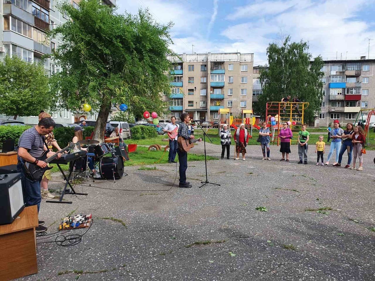 Поп-рок группа «Бонум Фатум» на празднике двора «День соседей».