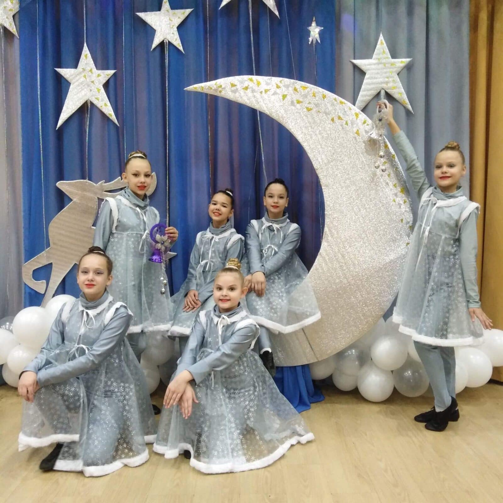 Поздравляем ансамбль эстрадного танца «Ассорти» Досугового центра «Комсомолец», который стал «Лучшим коллективом» по итогам 2021 года в номинации «Искусство»!
