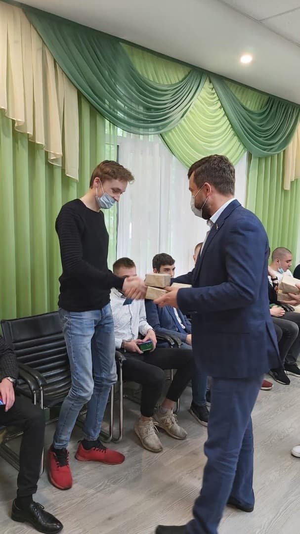 Торжественная встреча, посвящённая проводам призывников.