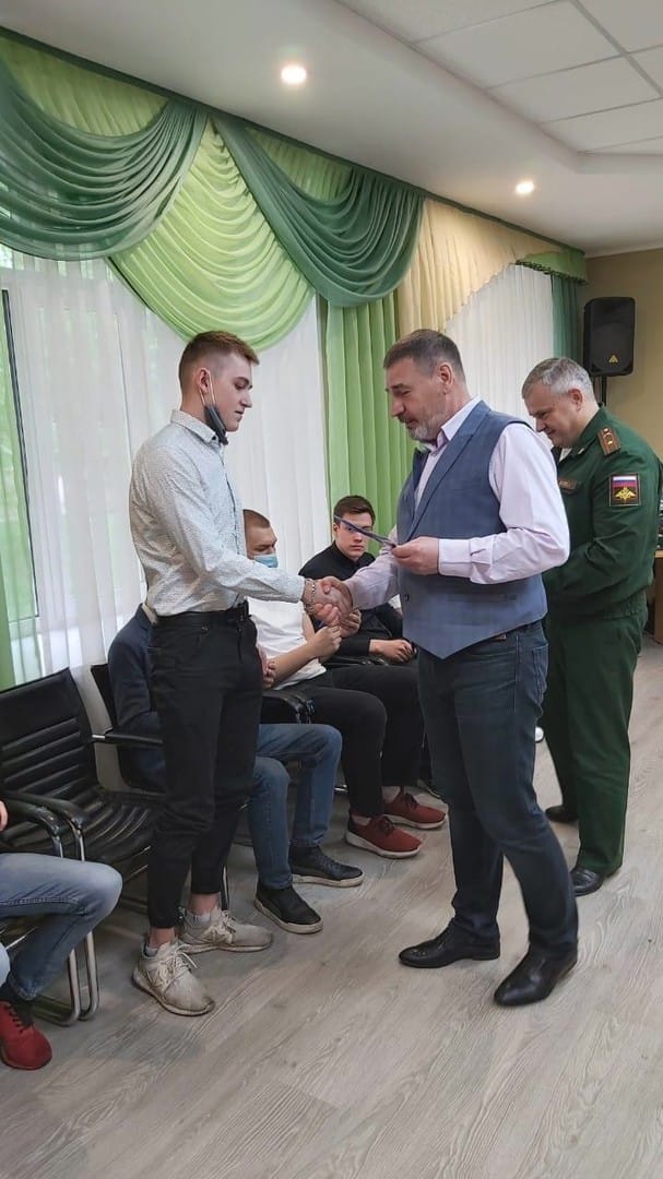 Торжественная встреча, посвящённая проводам призывников.
